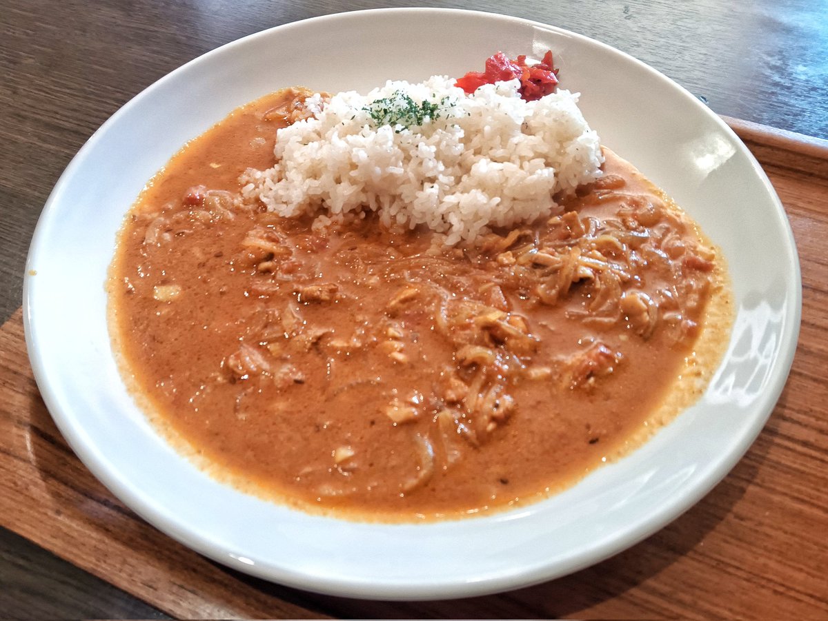 近所の喫茶店のチキンカレー。
お肉たっぷりで、
スパイスも効いて本格的😋
これで700円はお得感あり。