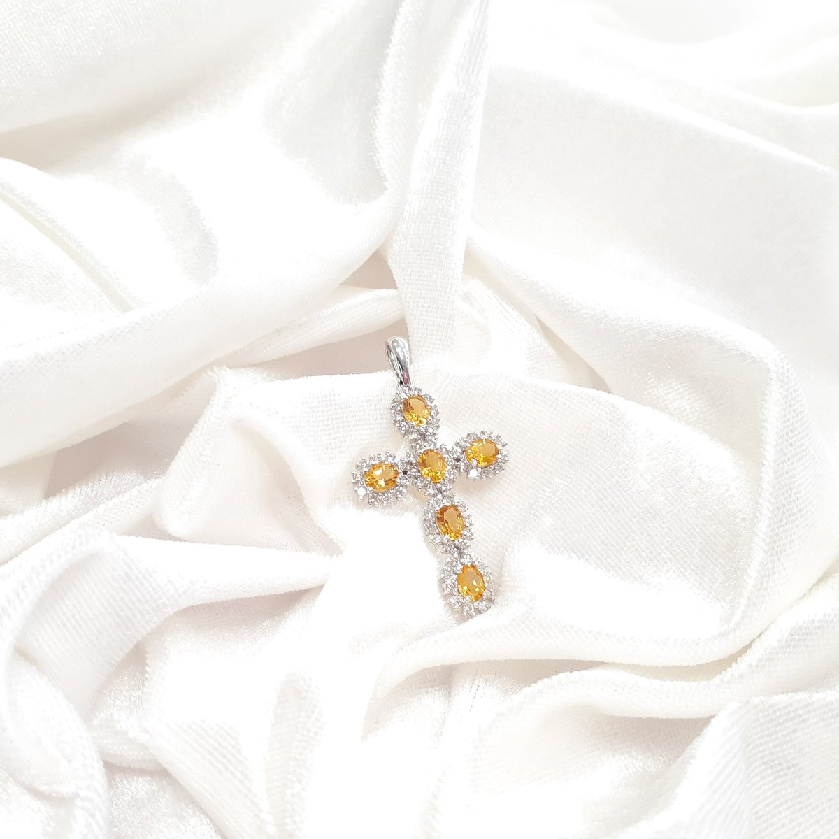 クロス シトリンダイヤヘッド

身に付けるだけで気持ちを明るくしてくれそうな華やかなビタミンカラーが魅力のシトリンダイヤヘッド｡

メレダイヤがシトリンを際立たせるデザインが素敵です｡

素材:K18WG､シトリン(1.88ct)､ダイヤモンド(0.92ct)
#栃木 #ダイヤ #春 #ジュエリー #入荷