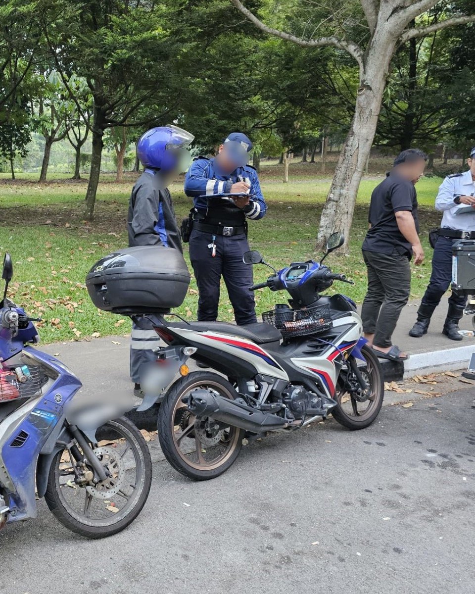 LTAtrafficnews's tweet image. We did a joint-ops with Traffic Police and NEA, stopping 300+ motorcyclists for checks.

We issued 40 summonses for: 

• Improper licence plates
• Decorative Lamps
• Expired road tax

#Reminder All motorists, including foreign vehicles, must comply with Singapore's laws.