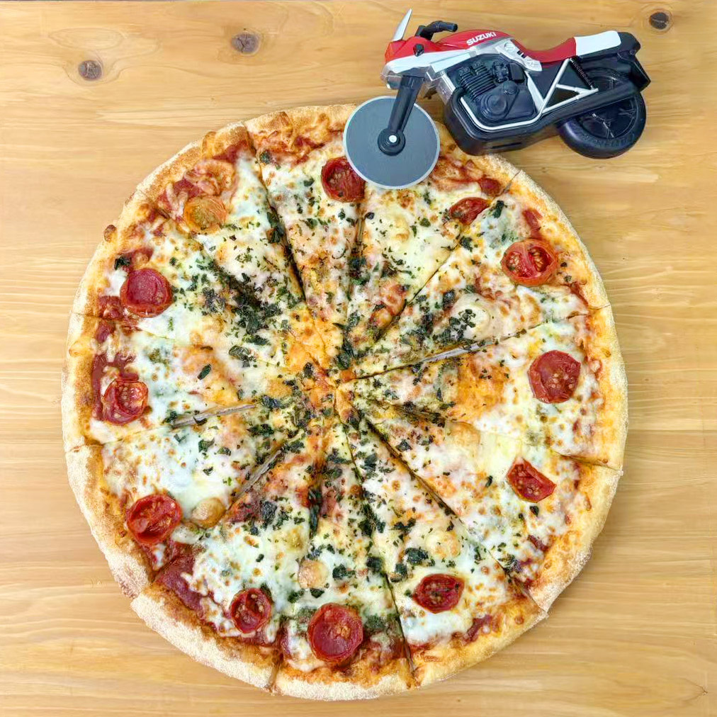 responsejp's tweet photo. 新色レッドも追加！ スズキ『カタナ』型「ピザカッターナ」が名古屋モーターサイクルショー2026に登場
https://t.co/gGRA4T09Vc

#バイク #新型車 #スズキ #カタナ #モーターサイクル https://t.co/3SHAxLfI67