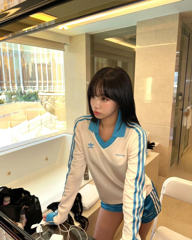 hourly chaewon ☆ tweet media
