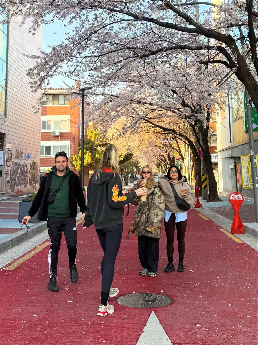 saintmalosunset's tweet photo. natalia dyer in south korea! https://t.co/8nA8TdEmCF