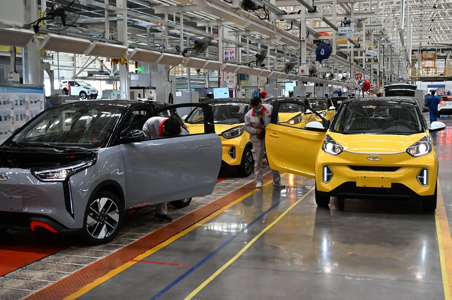 CE_ChinaEconomy's tweet image. According to #China Association of Automobile Manufacturers, automobile output totaled 2.92 million units in March and sales came in at 2.9 million units, surging 74.4% and 60.6% month on month, respectively. Meanwhile, #NEV output and sales stood at 1.23 million units and 1.25
