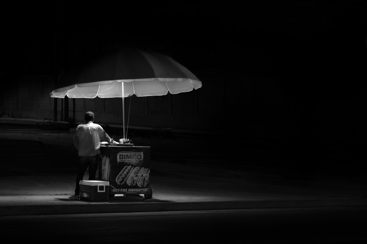 Imagein8's tweet image. Hotdogs anyone?
📸 v/ r/streetphotography 
#Hotdogs #StreetPhotography #FoodPhotography #StreetFood