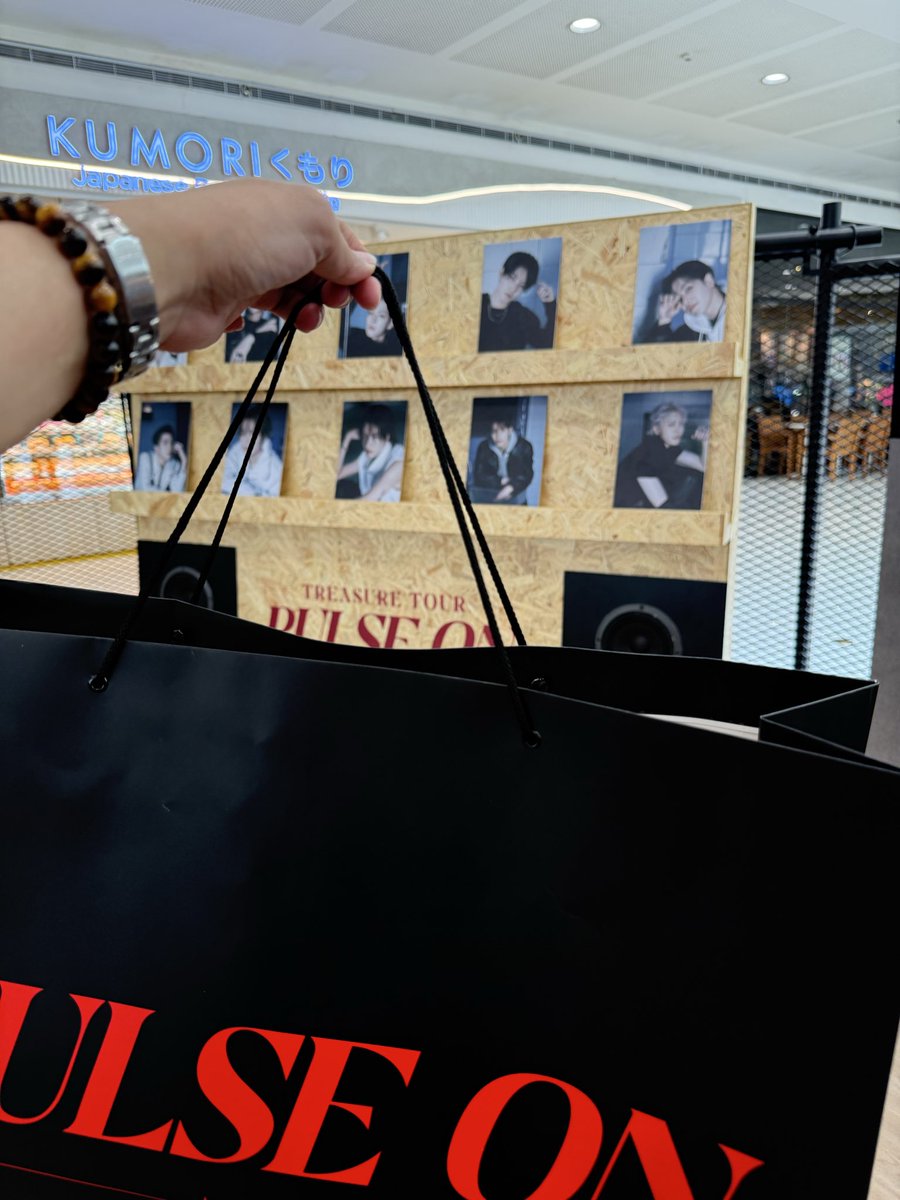 SBTWICE19's tweet photo. Happy me 😭🥰🥰🥰

#PULSE_ON_POPUP_PH
#Treasure
#PulseOnManila https://t.co/onzbWgfIw7