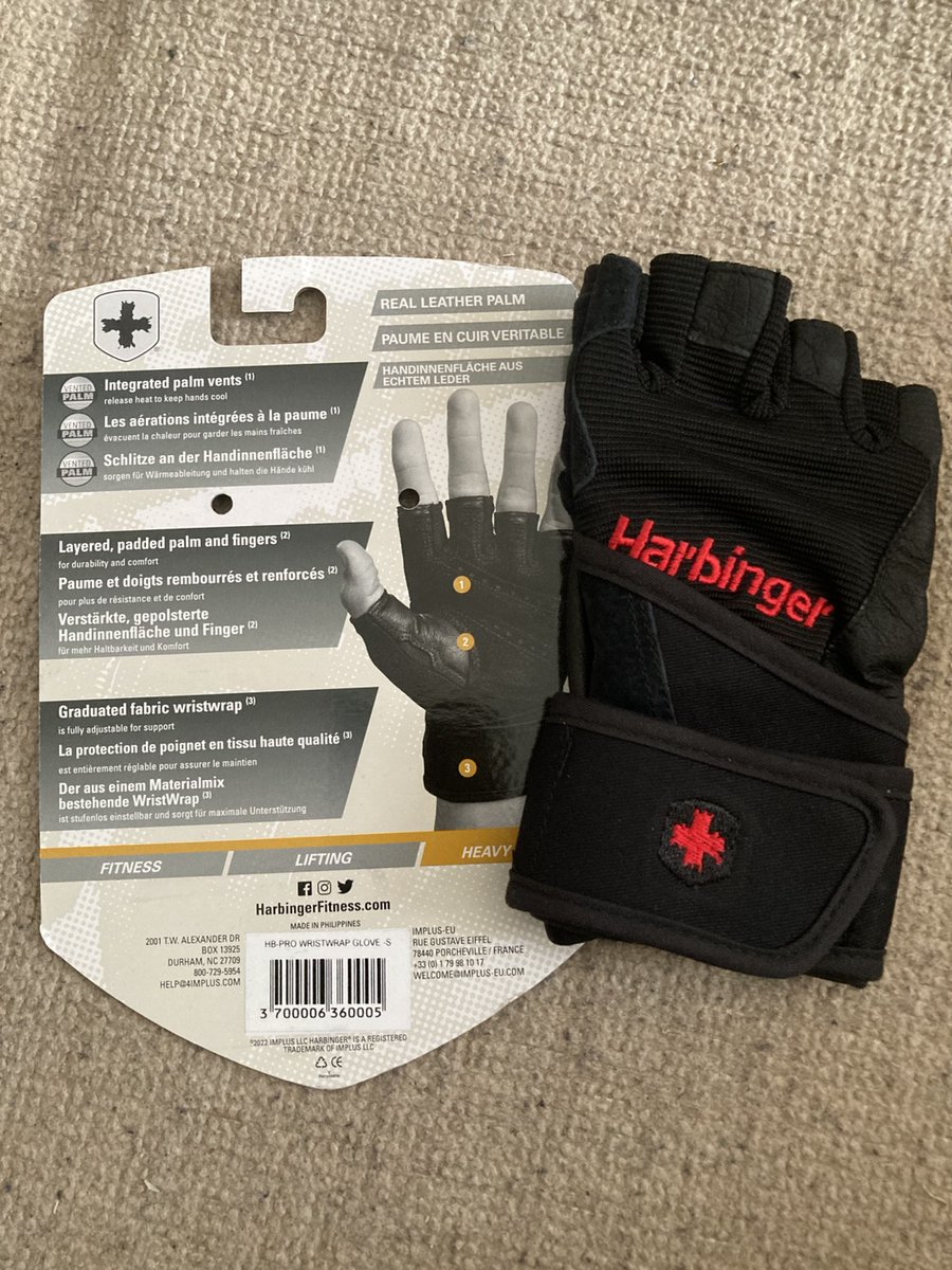 QuestAz_'s tweet image. スクワットを頑張ってる私に相方が
「馬じゃないぞ」と言って
グローブをサプライズプレゼント
してくれました🎁

なんのこっちゃ意味は分からないが
サイズもぴったりでめちゃくちゃ良い🤩

日々精進してトレーニングに励みたいと
思います🏋️

＃Harbinger ＃ハービンジャー 
#トレーニンググローブ