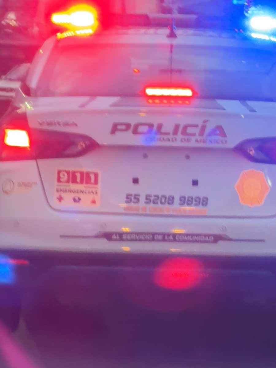 Alexander_Ll23's tweet photo. @UCS_GCDMX Reporto patrulla sin placas, con torreta encendida sin justificación, identificada con el número lateral MX 01907 (ó 019D7), detenida en Oxxo Lídice, en #LaMagdalenaContreras, descendieron a comprar un refresco. 10/04/26 16:53 https://t.co/2npu6WdI8O