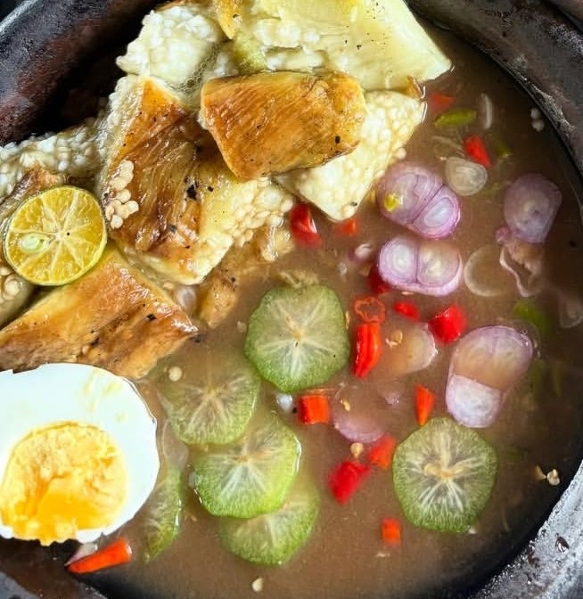 YPuspitaningrum's tweet photo. Kalo rasa mulut tidak selera makan. Coba ini cacapan telur dadar paduan rasa asam manis pedas dari wuluh, bawang merah dan cabe 🥰dimakan bekacak pakai tangan ..kada terasa sabakul nasi habis🤣🤣 #enakMasakan Nusantara #SehatRezekibanyakBahagiaSelalu https://t.co/9jKyBVruyr