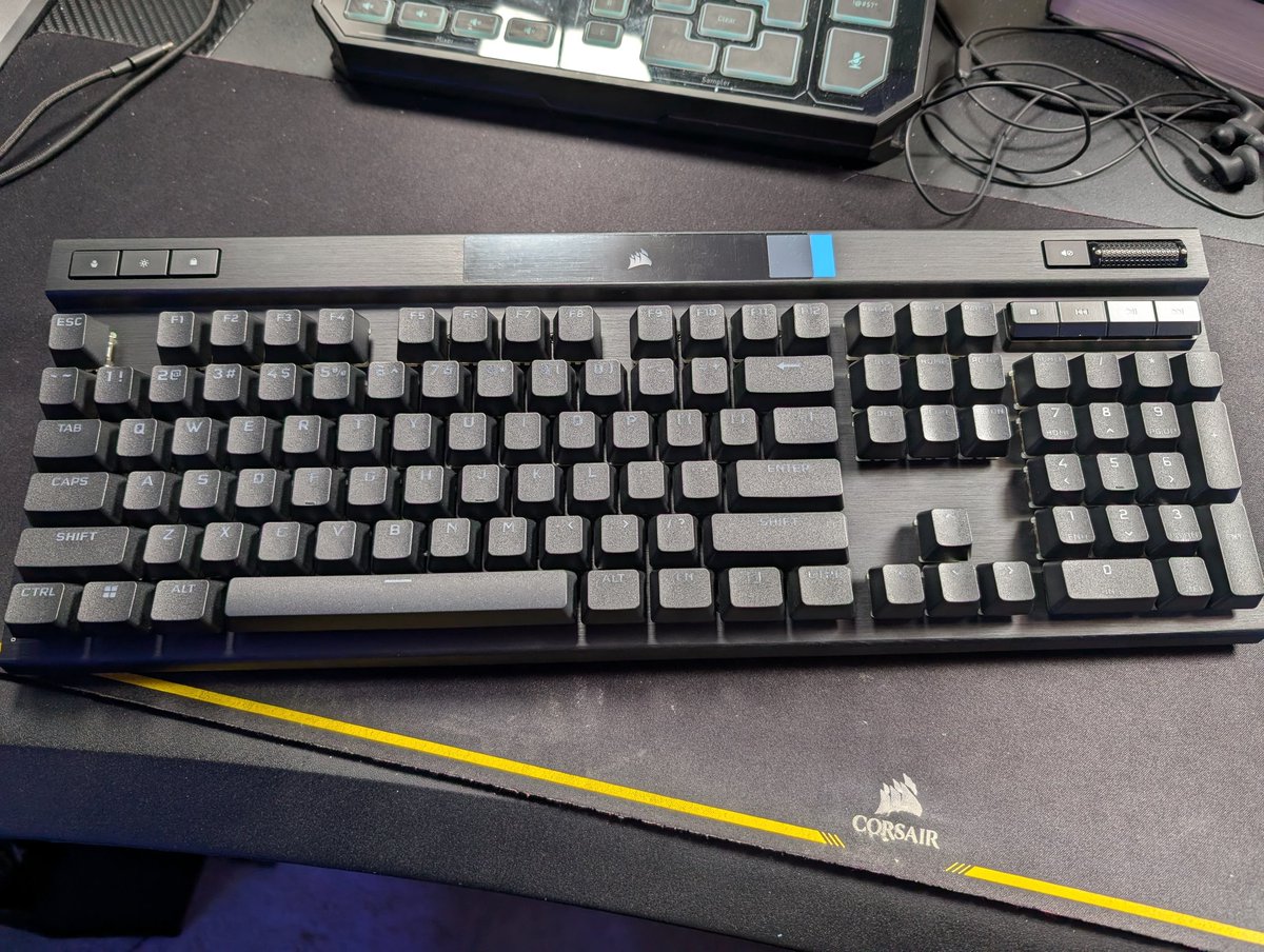 TheAverageRook's tweet image. Other keyboard decided its F6 was an infinite Tab, and the 7 and &amp;amp; keys are ALSO infinite.

So I thought, let's just buy a K70 Pro RGB mechanical keyboard from @CORSAIRANZ and call it a day.

Luckily it arrived just before my #FallenAces recording time! 🤩

#Corsair #ANZCreators