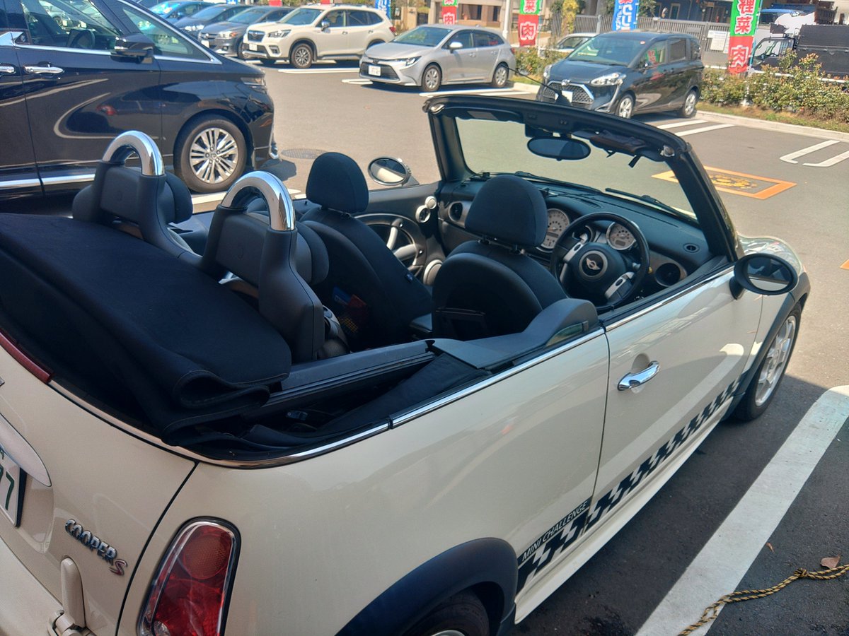katchan_tred's tweet image. 去年の夏くらいにMINIのオープンする部分が故障して、部品がなかなか見つからなくて全開に出来なかったけど、ヤフオクで部品見つけたのでようやく直った👍
洗車もしてスッキリ✨
ちょうどいい季節に間に合った☺️
 #MINI