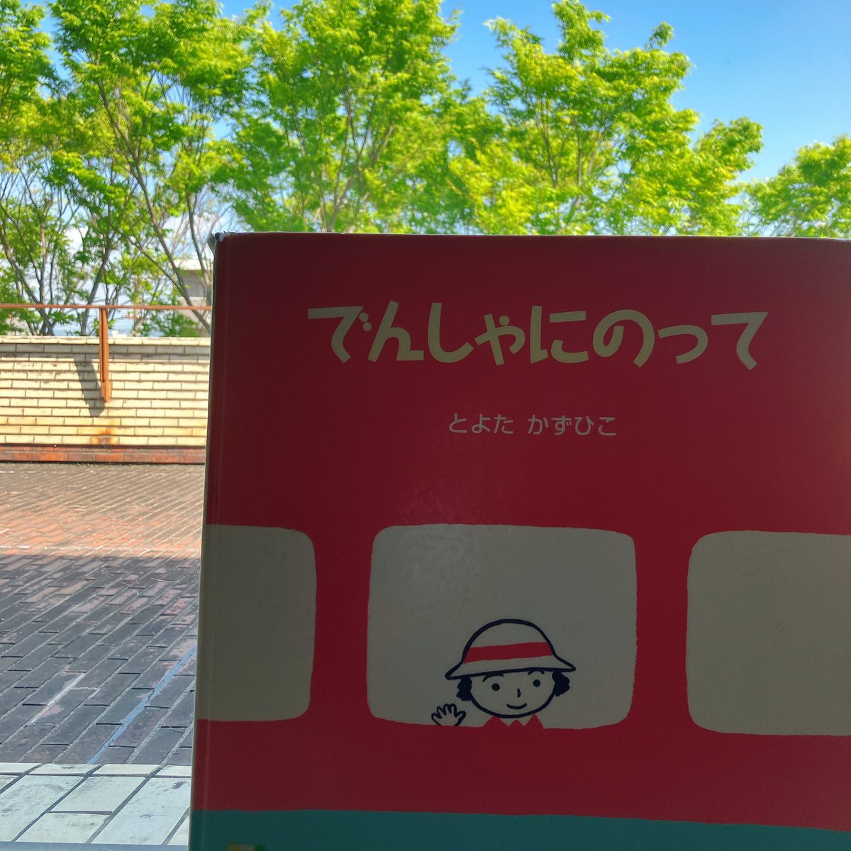 新しい妖怪えほんを見せてもらったり、地元神社のお祭りのことを教えてもらったり。図書館でのワークショップ。陽射しもあたたか。
#ピッケのつくるえほん #pekay