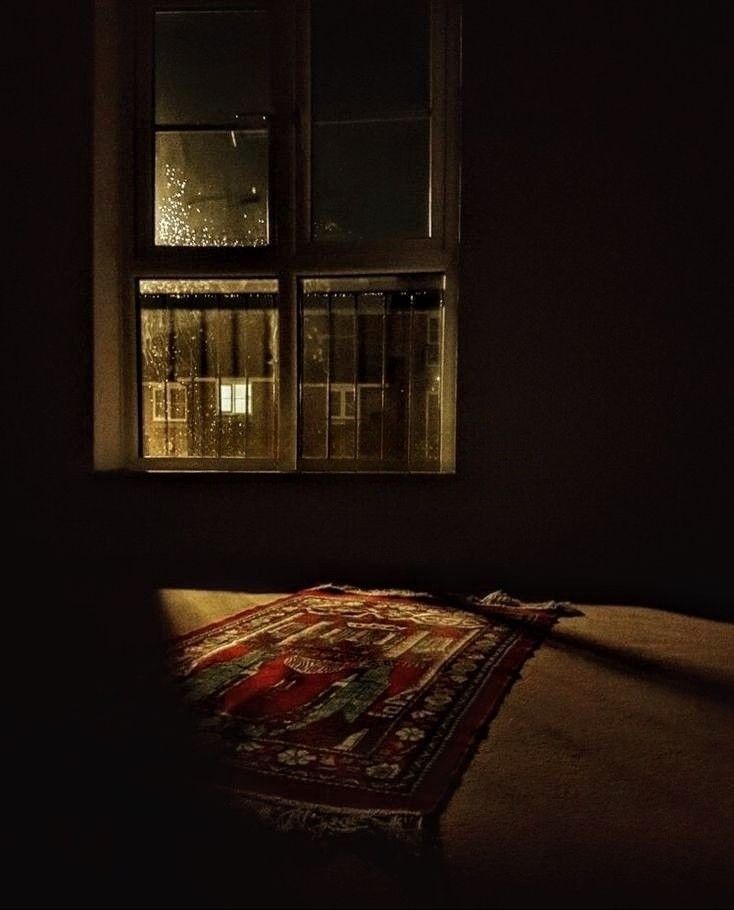 #صلاة الفجر
إذا كانت سُنَّةُ الفجرِ خيرًا من الدنيا وما فيها، فكيف بعظمةِ الصلاةِ المفروضة؟
قال اللهُ تعالى في الحديث القدسي: "ما تَقرَّبَ إليَّ عَبْدي بشَيءٍ أحَبَّ إلَيَّ ممَّا افترَضْتُه عليه".