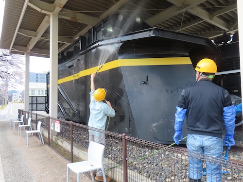 2026年(令和8年)4月11日(土)、ポッポ公園(高山市昭和町2)に保存されている9600形蒸気機関車(19648号)とラッセル車(キ132)の今年最初の清掃活動が行われました。(参加人数6名)
　参加されたみなさん、お疲れさまでした。
takayama9600.blog.fc2.com/blog-entry-344…
#蒸気機関車　#ラッセル車　#高山本線