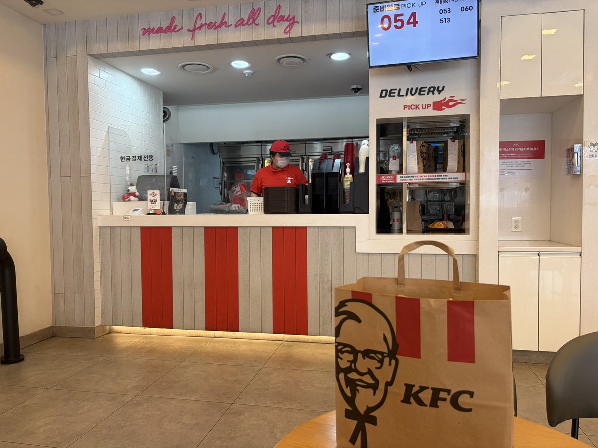 ong_kil's tweet image. KFC왔어요, 1+1 데이, 11일이잖아요

트위스터 콤보가 3,300원이면 완전 혜자네요

#KFC #원플러스원