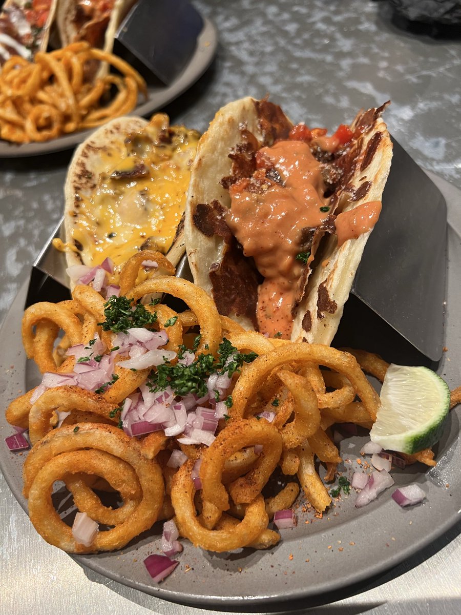 411522ys's tweet image. 今日は、すごい良い天気☀️
仲間と、ランチ
ずっと、行きたかった店

#ブルーエントランスキッチン
#中目黒
#タコス