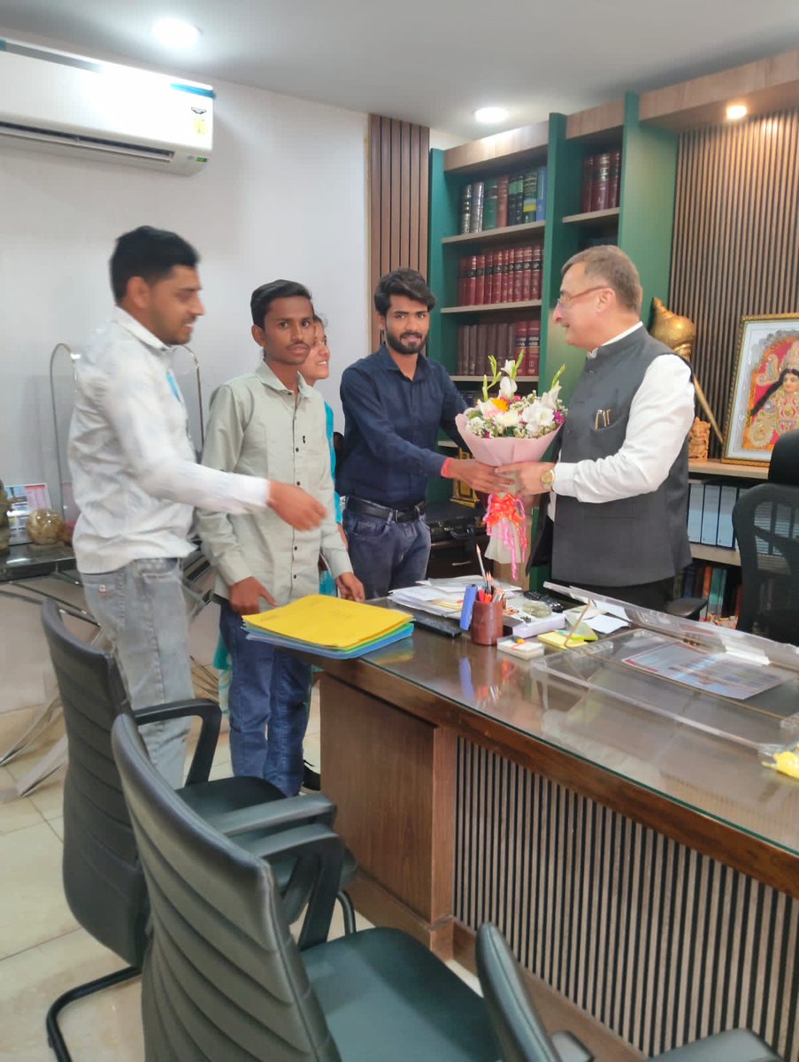 आज नई दिल्ली में जनसेवामित्रों के हक़ की आवाज़ बुलंद हुई।
जनसेवामित्र संघ के प्रदेश अध्यक्ष एवं प्रदेश सचिव ने कांग्रेस के राज्यसभा सांसद, हाईकोर्ट के वरिष्ठ अधिवक्ता <a href="/VTankha/">Vivek Tankha</a> जी से मुलाकात कर जनसेवामित्रों की बहाली और नई भर्ती पर रोक जैसे गंभीर मुद्दों को मजबूती से उठाया।