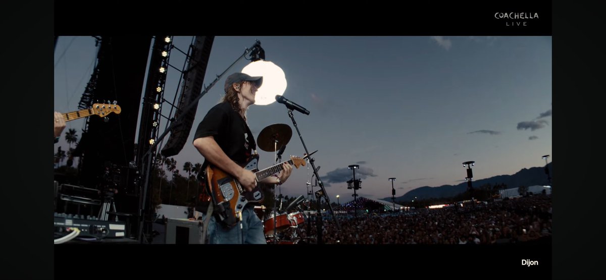 Dijonのステージ異次元すぎた
彼を囲むいつもの音楽仲間とのセッションタイムといった布陣で、親しみのあるムードと楽想とは裏腹に、ノイジーなスタブの爆発的なエネルギーの放出感、アンサンブルの緊張感とフィジカルな躍動感が凄まじかった

感覚的にはThe Flaming Lipsとかに近いのではと思ったな🤔