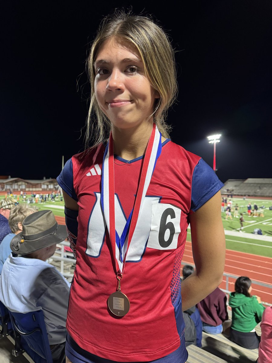 sbaney01's tweet photo. Area qualifier in the 800m and 4x4. The 4x4 broke the school record they set 2 weeks ago! @NHSTexans @TexanXCTF https://t.co/NLRz2486ty