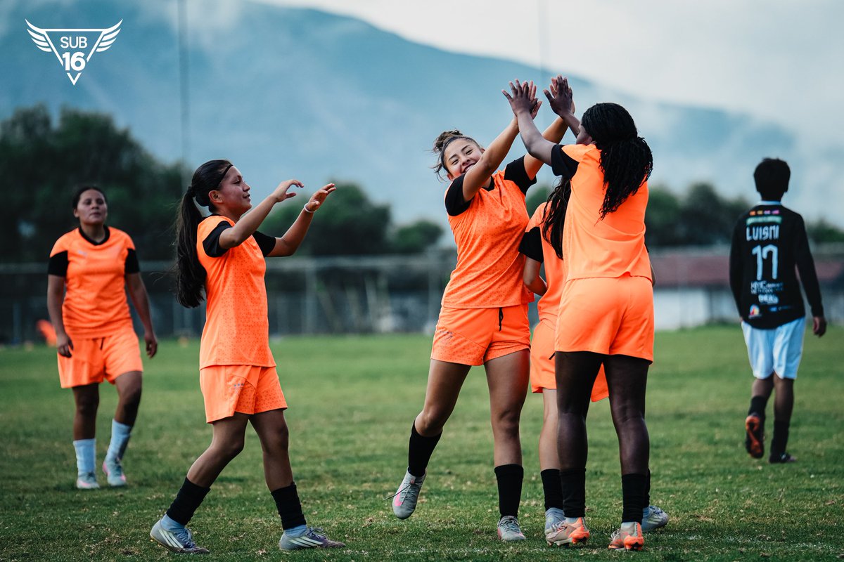 GuerrerasLDU's tweet photo. U16 | ¡No perdemos el ritmo! Hoy tuvimos partido amistoso frente a #LIGAAcademyXMC 🤝

#MiniGuerreras #VamosLIGA #FormativasLDU https://t.co/8D2RF47yDr
