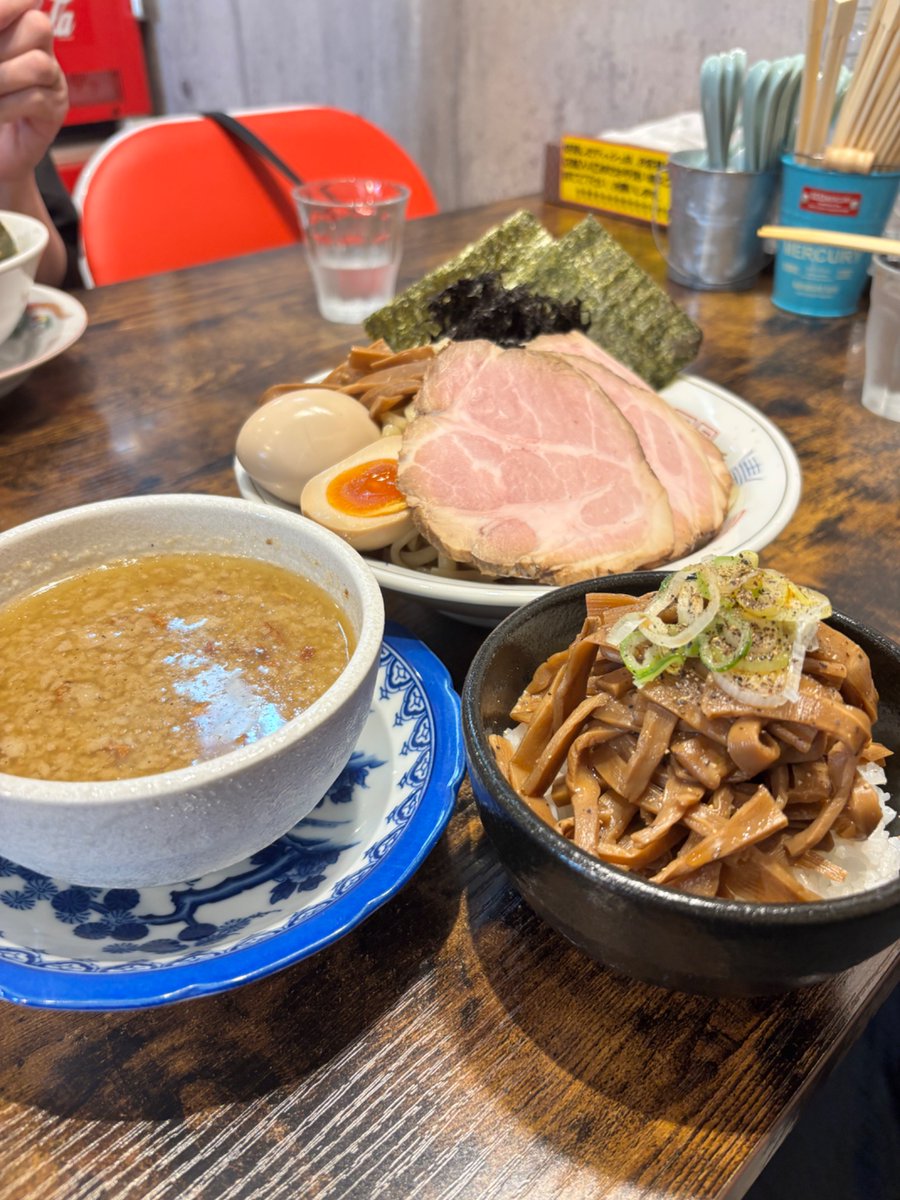 【old school 中華ソバ Miya De La Soul】入間
特製背脂ニンニク煮干しつけソバ中盛り🍜+メンマごはん🍚
今日はデラソで未食のつけソバ✨コチラのお店どのメニューを食べても全部大当たり🎯💯🏆店内の雰囲気、接客、味全てが3150です😍🫶今日も役満級の旨さに大満足のkk✨👍
ご馳走様でした😋🙏