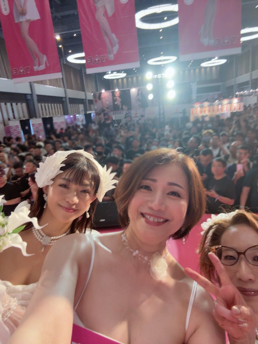 友田真希 tweet media