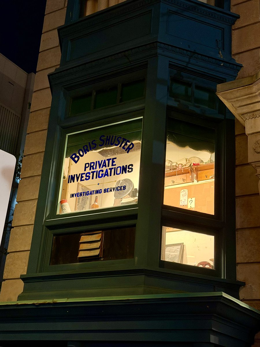 Freaks_HHN's tweet image. It looks like Boris has started a new case. A wrapper of Fresh Delicious Popcorn with a clown on it has appeared on the wall of his office. The brand is Tribute Brand. The last photo is from the Mardi Gras Tribute Store. 

#popcorn #borisshuster #universalstudiosflorida #hhn35