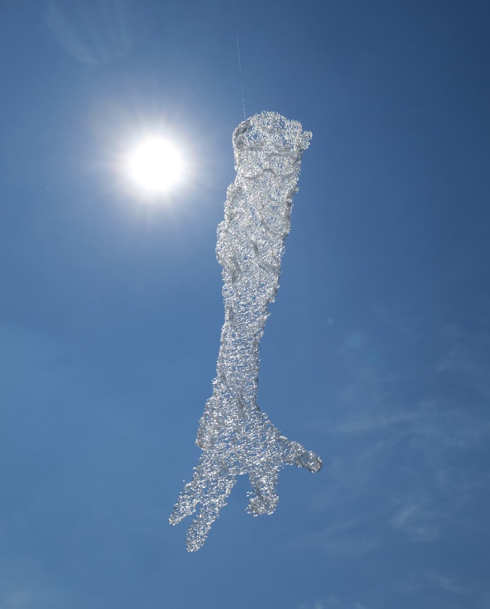 DM制作時、色々写真を撮るのですが、
ボツにした画像
2024年・キラ　キラリ・
かなり気に入った画像で迷いました～w
明日は搬入、明後日からです

2026.4.13mon~22wed
11:00-18:30(最終日17:30まで)
ストライプハウスギャラリー
東京都港区六本木5-10-33 3F

#KUMIN作品 #ファッションアート #hat