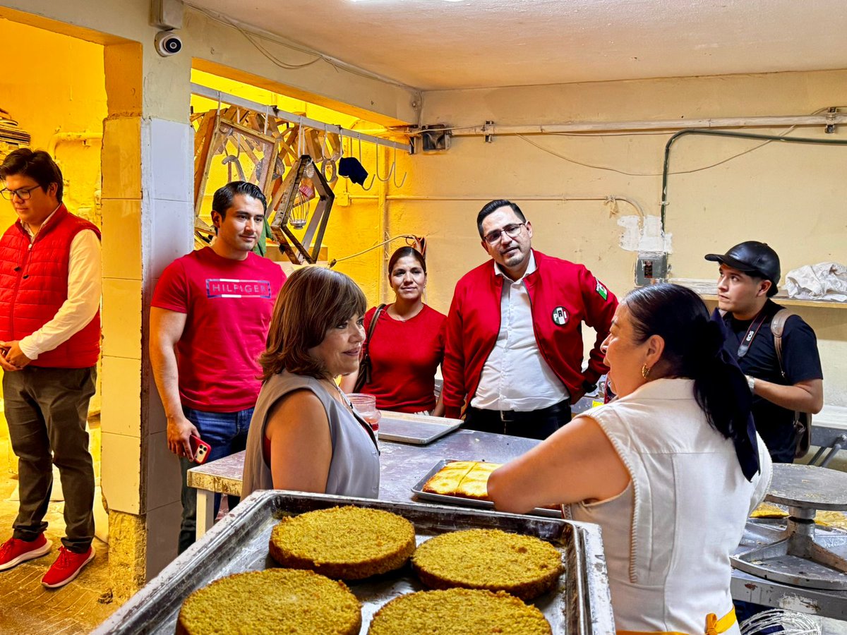 PRIGTO's tweet photo. Acciones que dejan huella.
Así es la historia que conocimos hoy en #León con la señora Alicia Álvarez quien ayuda a jóvenes en recuperación y además de darles trabajo, les enseña el arte de la panadería y pastelería. sAtendemos a nuestra ciudadanía #PRIGto https://t.co/1ezv7spAyD