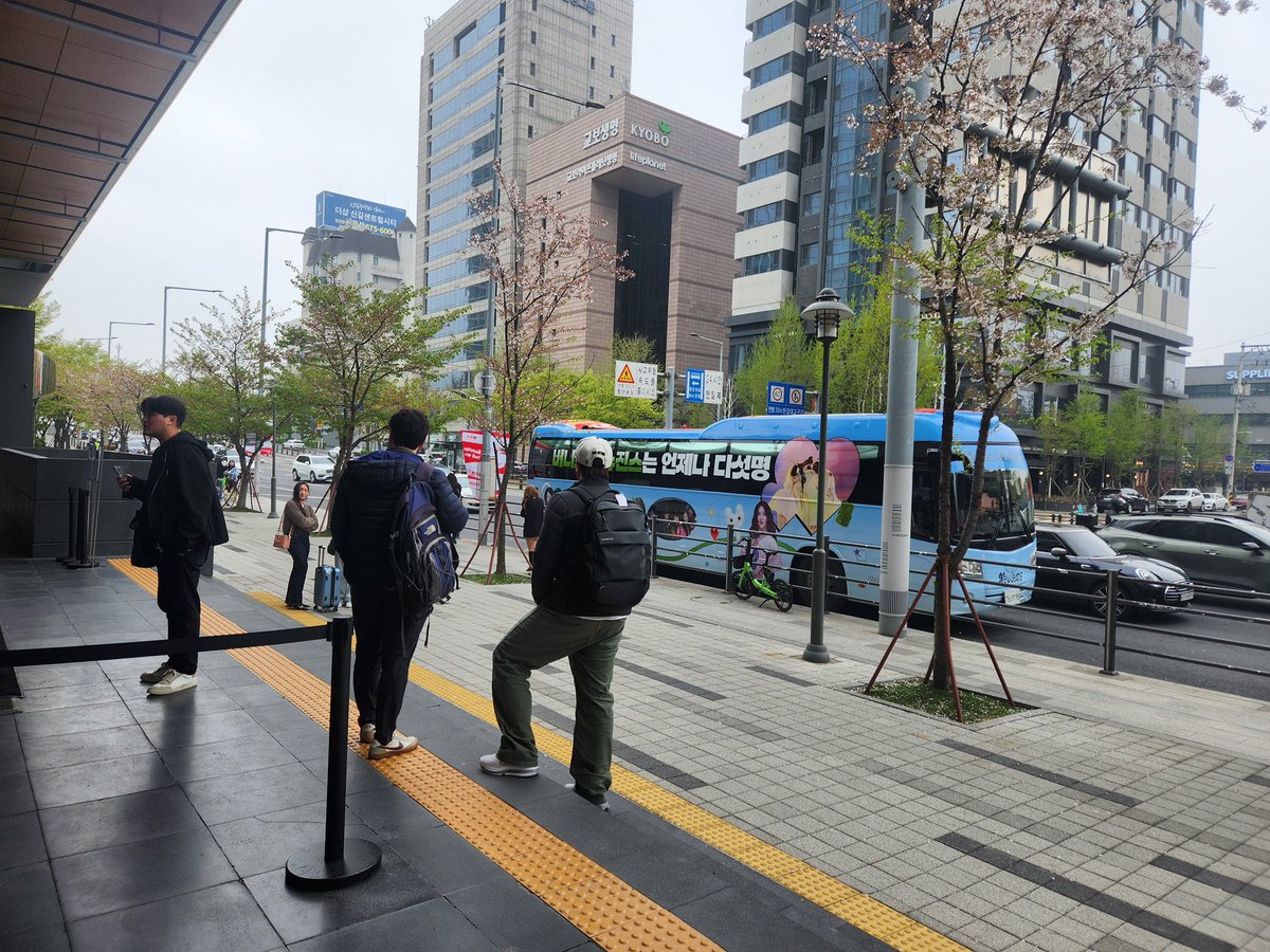 newjeanstruck's tweet photo. 4.11(토) 뉴진스 응원 래핑버스 오전10시부터 하이브 앞 정차중입니다.

응원 버스를 목격하신 버니즈분들의 인증샷을 해시태그와 함께 올려주세요! 서포트 종료 후 추첨을통해 10분에게 총공팀에서 준비한 소정의선물을 보내드립니다!

#버니즈의_뉴진스는_언제나다섯명
#NewJeans_is_five https://t.co/9FE1zp5139