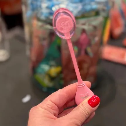 LittleTouchLisa's tweet image. อยากได้อ่ะ อันนี้คือลูกอมมีเสียงเพลง เป็นอมยิ้มที่ใช้เทคโนโลยีการนำเสียงผ่านกระดูก โดยเมื่ออมลูกอมและกดปุ่ม เสียงเพลงจะเดินทางผ่านฟันและกะโหลกศีรษะเข้าสู่หูชั้นใน ทำให้ได้ยินเสียงเพลงคนเดียวขณะทานค่ะ

#LISA 
#LISAxBadAngel 
#AnymaxLISA