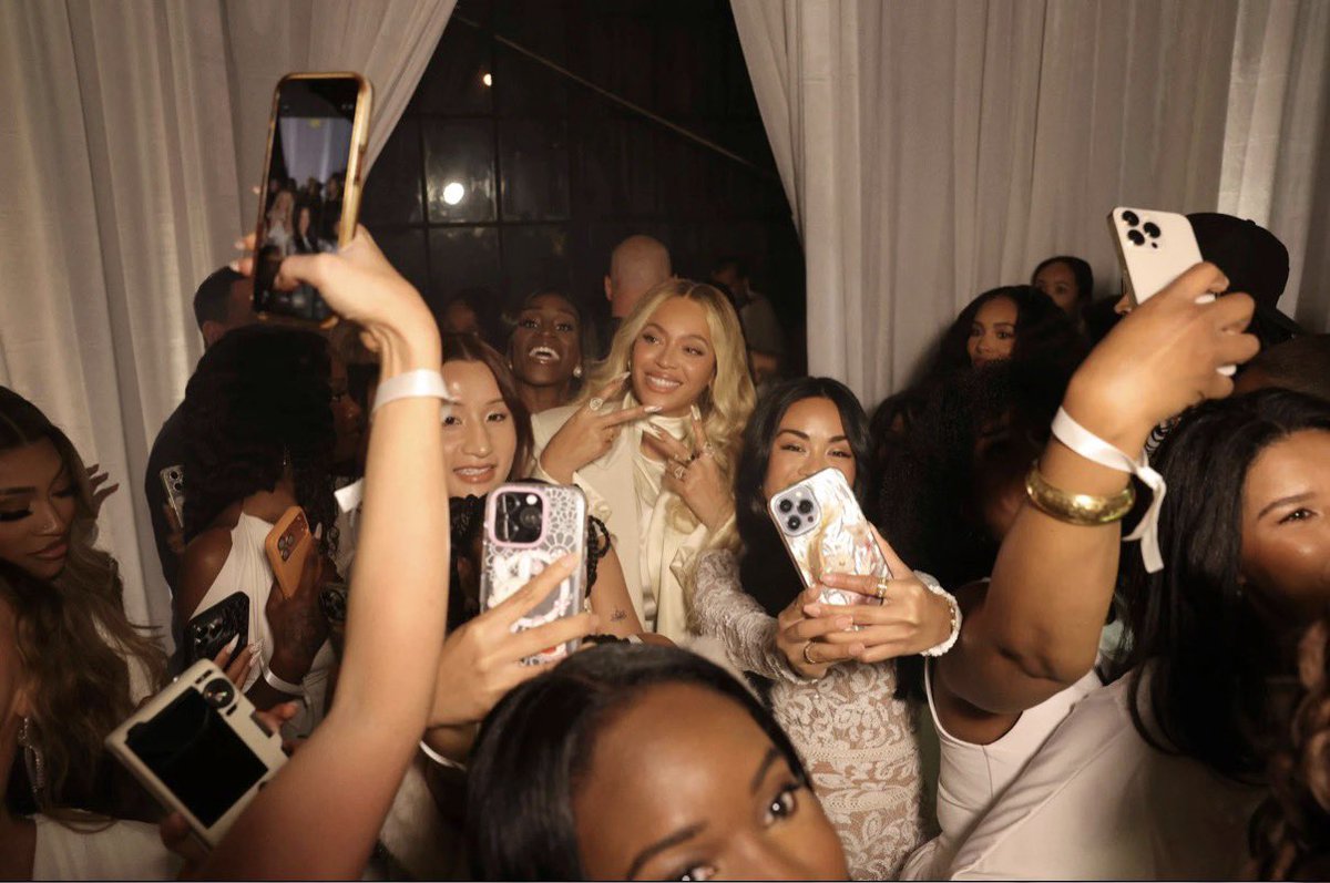 Beyoncé surrounded by influencers 😭