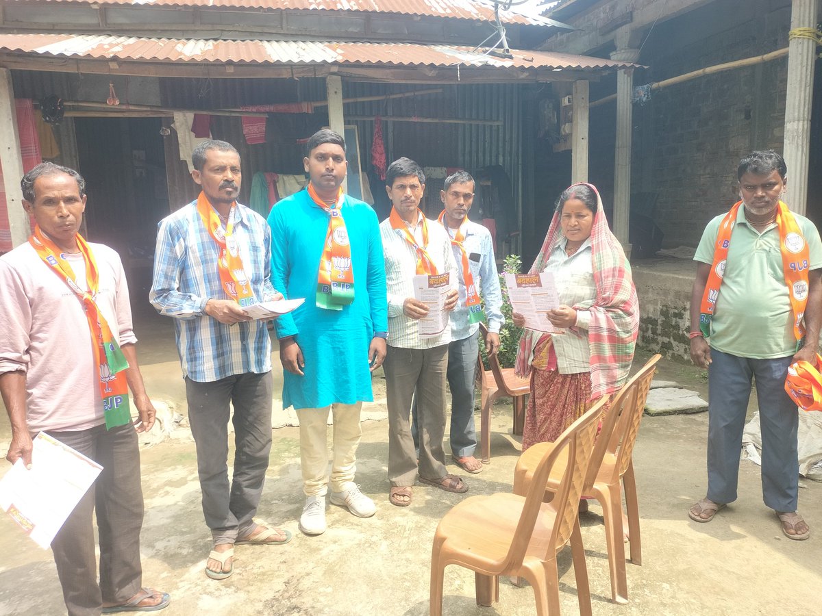 PabitraModak17's tweet photo. তুফানগঞ্জ-৯ নং বিধানসভার অন্তর্গত ২ নং মন্ডলের শালবাড়ি -১ নং অঞ্চলের ৯/২৮ নং বুথে তুফানগঞ্জ-৯ নং বিধানসভার বিজেপি মনোনীত প্রার্থী মালতী রাভা রায়ের সমর্থনে নির্বাচনী প্রচারে। @ravaroybjp https://t.co/LnqXPwkvFv