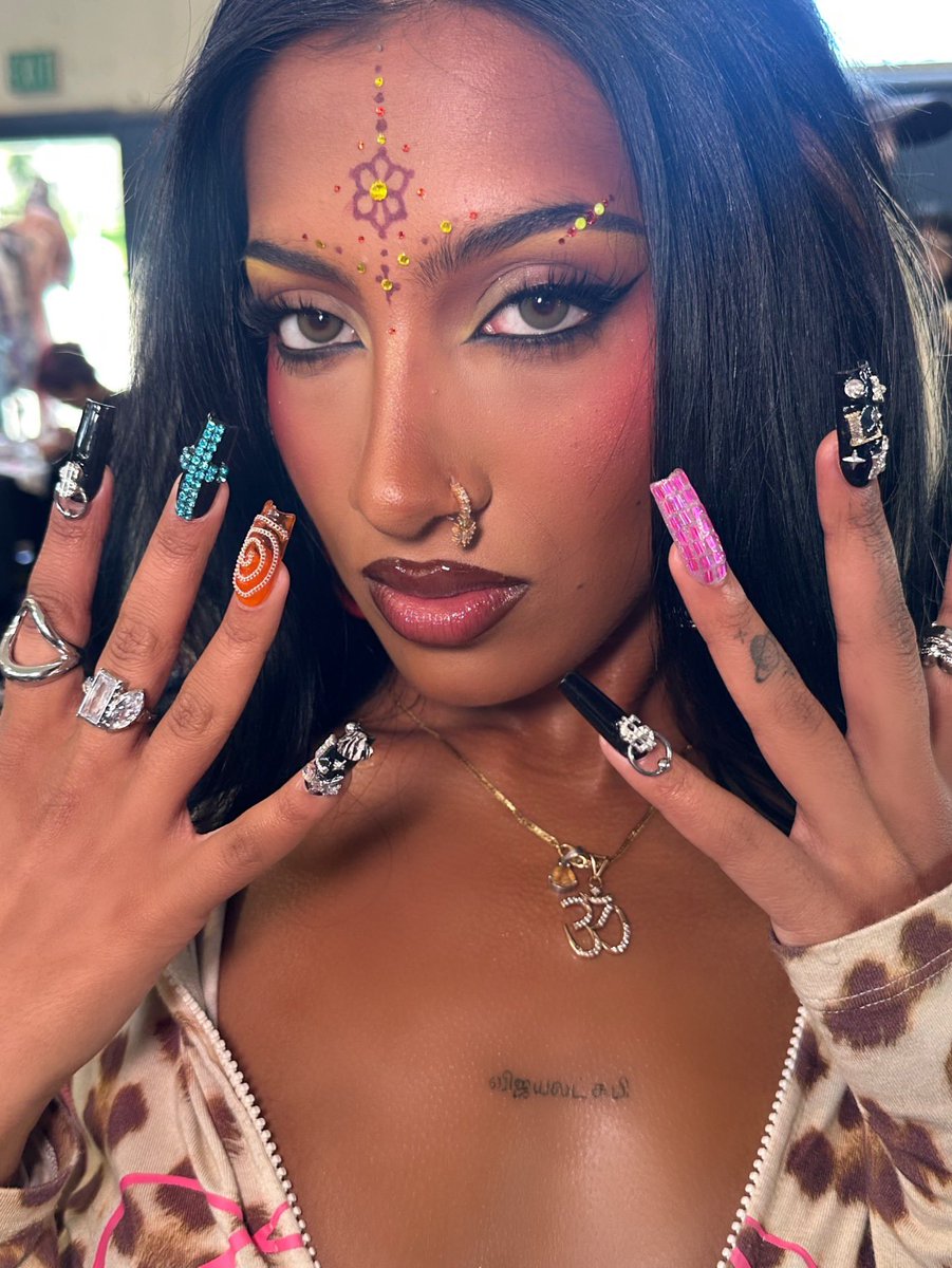 lara pics tweet media