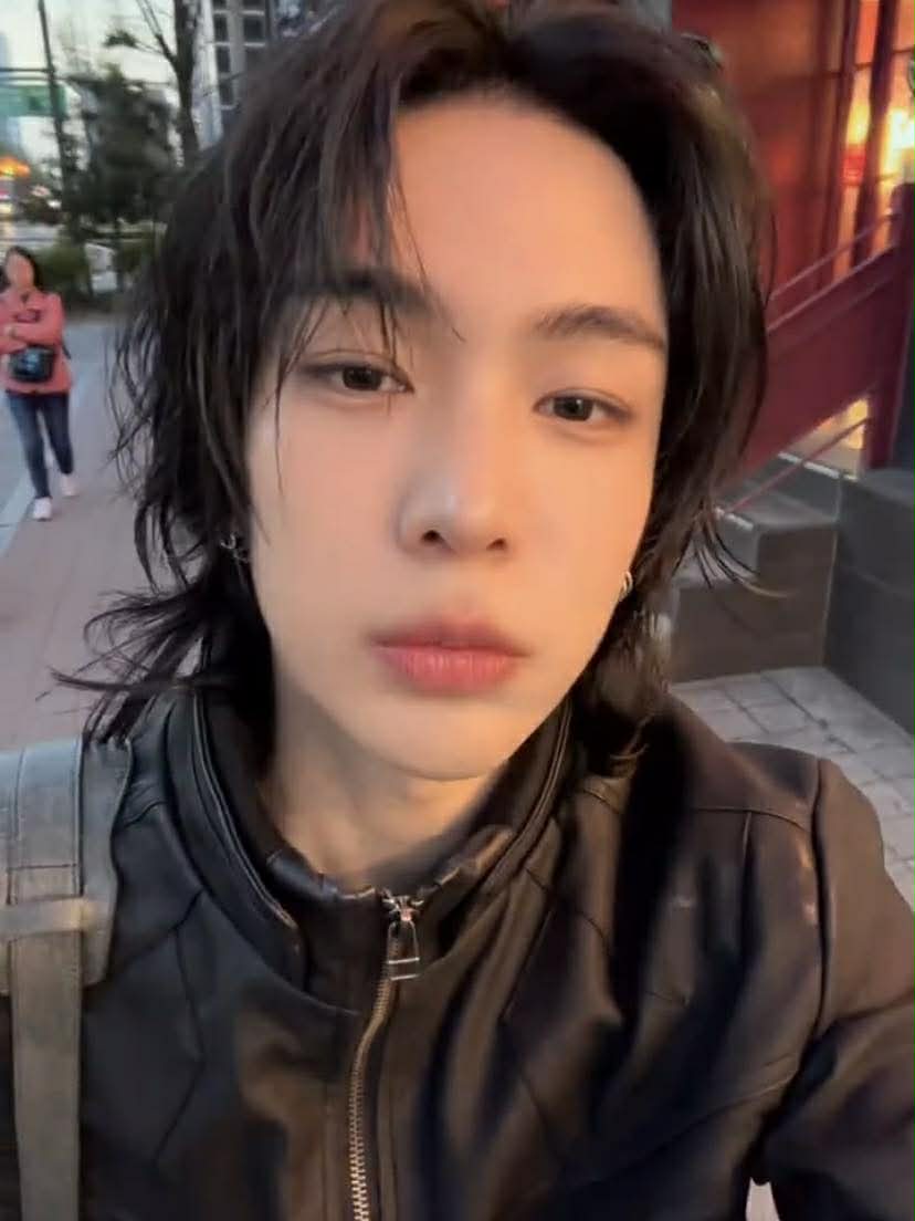 koolhanseo's tweet photo. just casually walking around with a lethal face card like that 😮‍💨 https://t.co/UMwdJ5qwFc