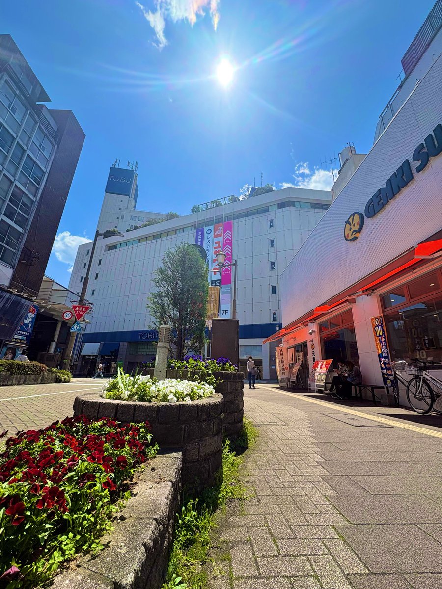 tokoyotokei's tweet photo. 日差しがめっちゃ夏！

気持ちいい土曜のお昼時

27℃まで上がるそうです

そろそろ衣替えかな〜 https://t.co/GUMO9OfP0v