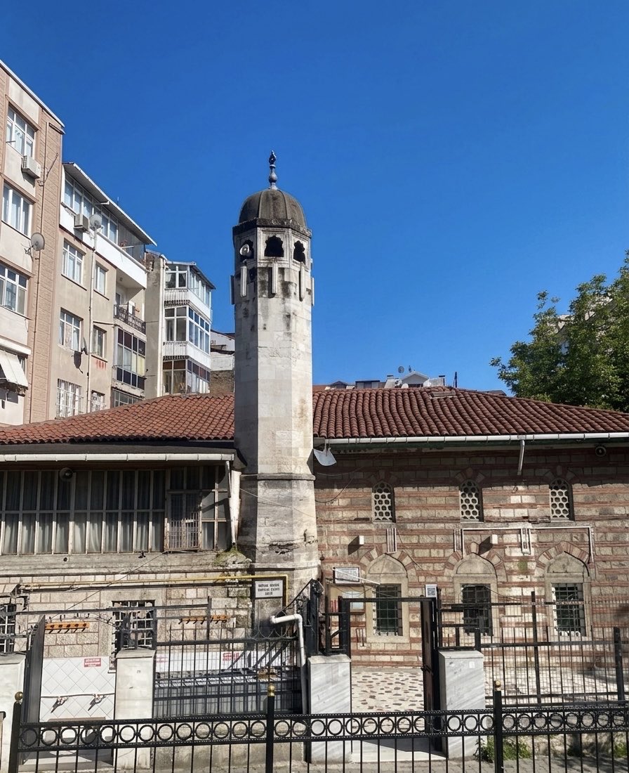 baysezeer's tweet photo. 16. yüzyılın büyük mimarbaşısı Mimar Sinan’ın genellikle sakıflı cami veya mescitlerinde kullandığı kapalı şerefeli minare uygulaması. Bu yapıların çoğunun camileri; yılların vermiş olduğu tahribat, deprem, yangın vb gibi durumlardan kurtulamadığı için özellikle 18. ve 19.yy’da+ https://t.co/whkOBUsAxE