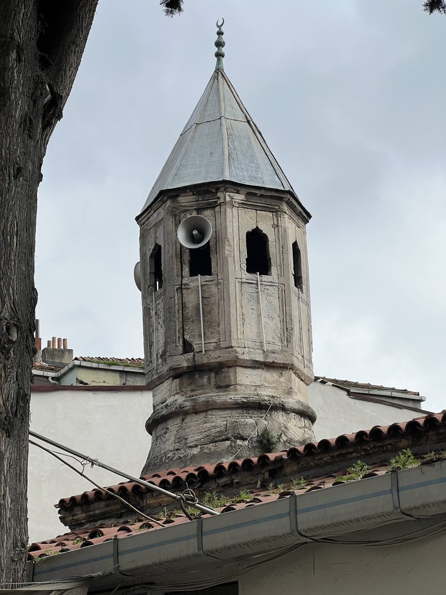 baysezeer's tweet photo. +Mehmed Paşa camileridir. Günümüze kadar gelememiş benzer örnekler arasında da Yenibahçe’deki Hoca Halil Attar Cami’nde görülmektedir. https://t.co/M8WOIVFILz