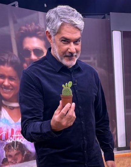 O BONNER SEGURANDO UM CACTO EM HOMENAGEM A MATÉRIA DA JULIETTE NO GLOBO REPÓRTER!!!!!