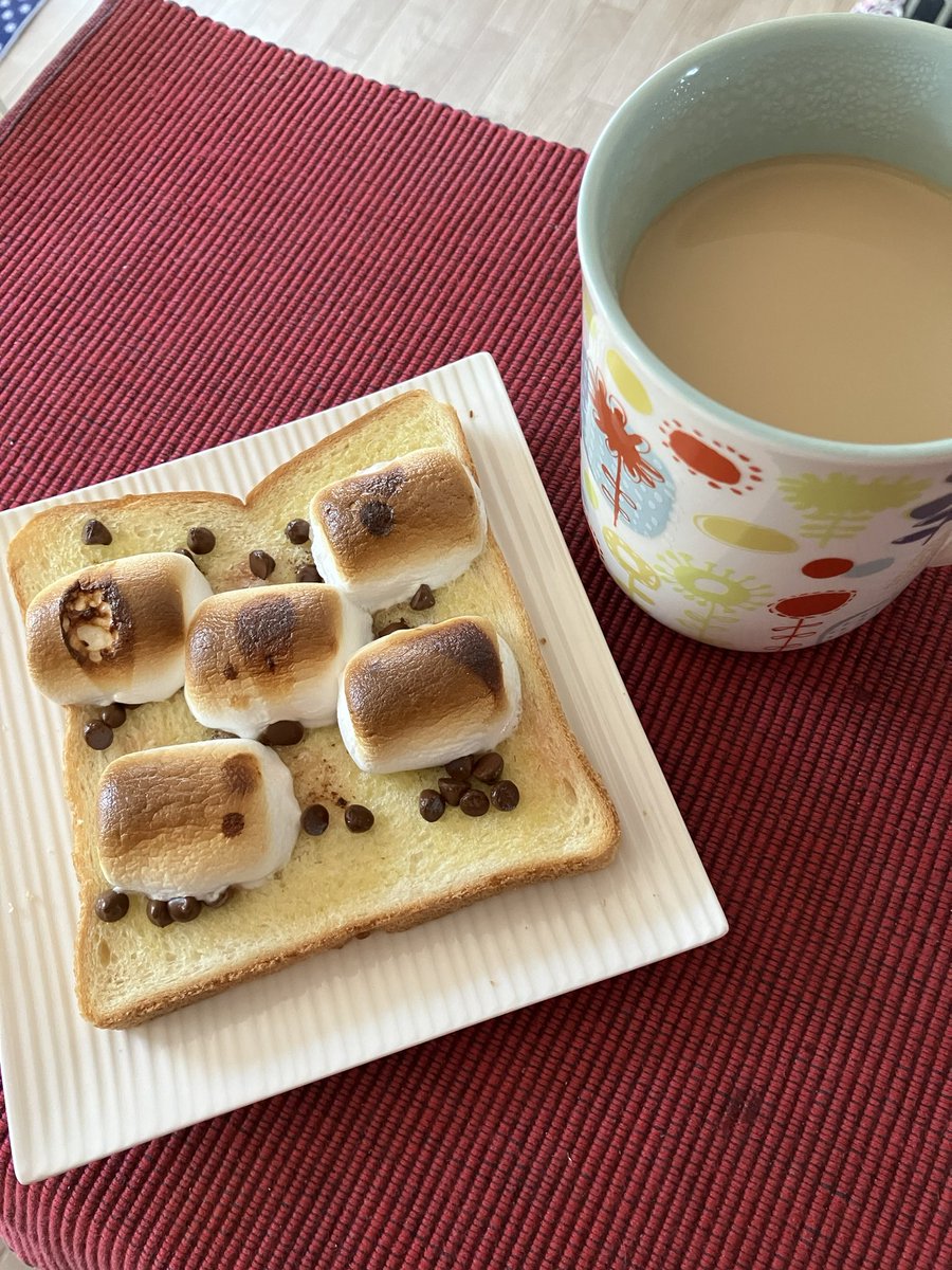 チョコチップとスパイス乗せてマシュマロトースト。簡単すぎて美味い。その上見た目もカワイイ。三拍子揃ってる。 #りべいかーず