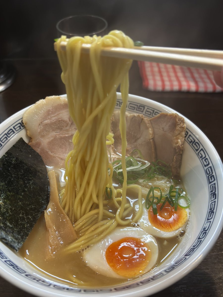 久しぶりの休みで、渋谷を満喫
毎年百名店に選出されてるはやしさんで一杯🍜

開店から15人ほどの並び

スープはコクがありつつも驚くほどまろやかで後味はすっきり。
完飲してしまうほど美味い

渋谷付近では間違いなくNo.1