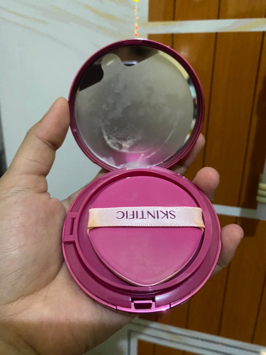 naomiela2's tweet photo. Preloved Cushion Skintific Cover Glow shade 00 porcelain ,pemakain baru 1 kali swipe. #zonauangㅤ #SKINTIFICNo1SkinBarrier https://t.co/fGpBIUy4N0