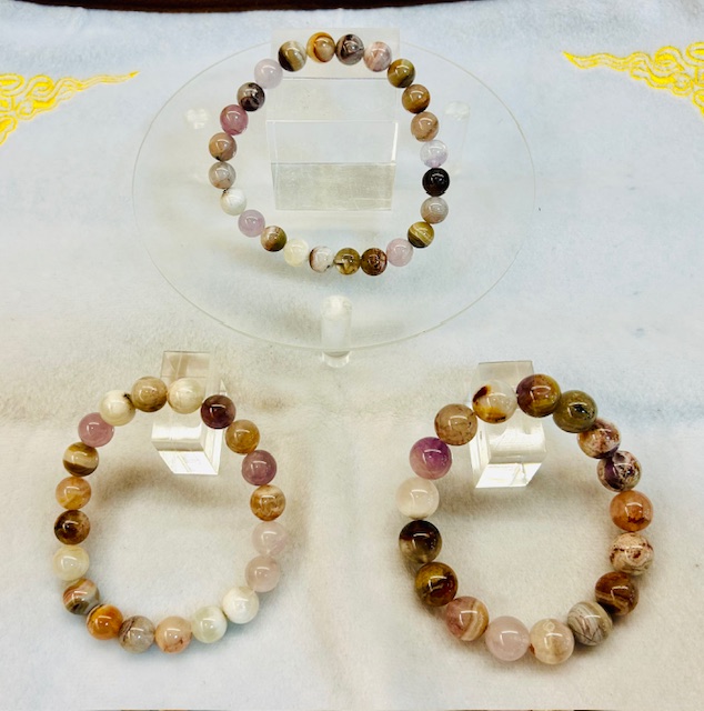 BestoneLapia's tweet photo. ガーデンアメシスト(��園紫水晶)のブレスレット販売中です‼️
ガーデンアメシストは、心身の深い癒し、安らぎ、そして内観を促し、人間関係の調和や地に足を着けた安定をもたらすと言われています✨
この機会に是非ご覧くださいませ🤗 https://t.co/HTe5J1a2kv