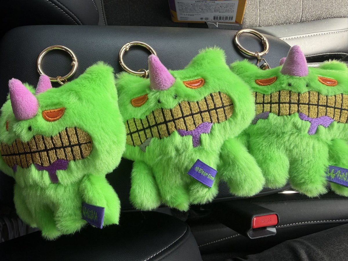 wanima20030103's tweet photo. 全部被るは笑えるwwwww
どなたか黄色と赤交換してくれるっていますか？笑
 #WANIMA https://t.co/V99cKM4hoc