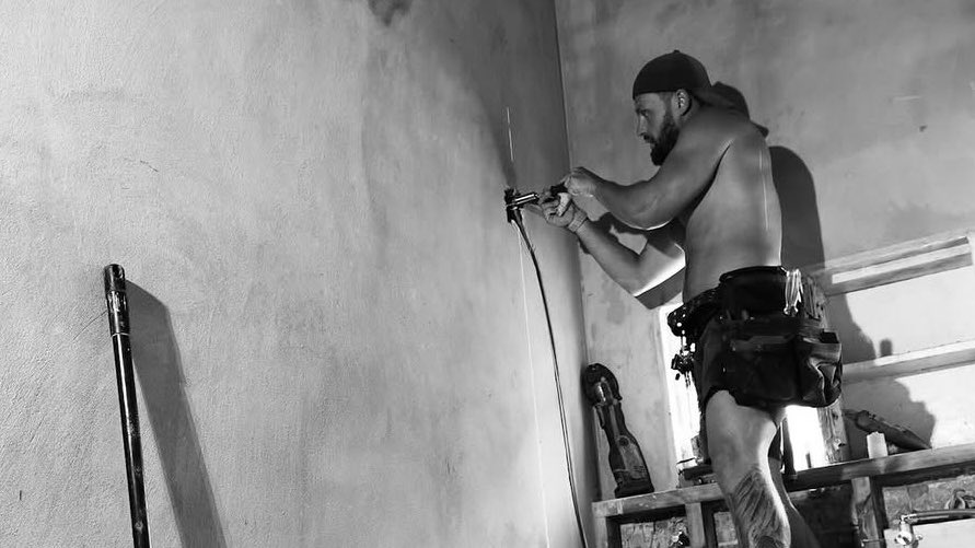 HotTradies's tweet image. A bit artsy for a plumber. Wonder would he pose for some nudes?
#Tradie #Aussie #Plumber #Ripped #RealMen #BlackAndWhite

IG flowstarplumbingsolutions