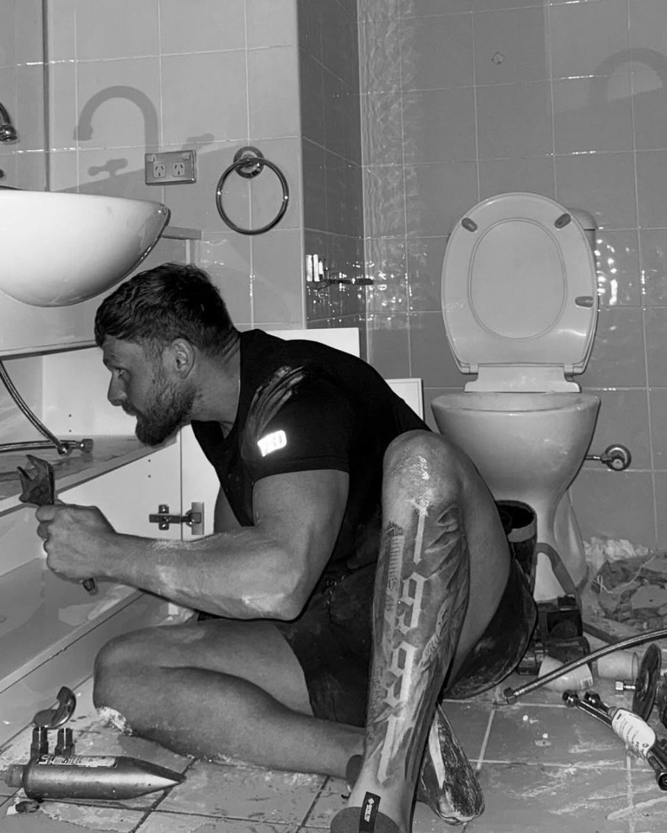 HotTradies's tweet image. A bit artsy for a plumber. Wonder would he pose for some nudes?
#Tradie #Aussie #Plumber #Ripped #RealMen #BlackAndWhite

IG flowstarplumbingsolutions