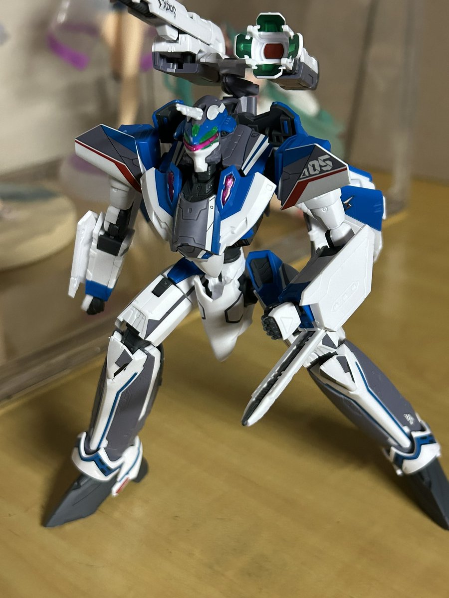 上に画角をあげるとちょっとまずいので
プラモのポーズを低くして再撮影