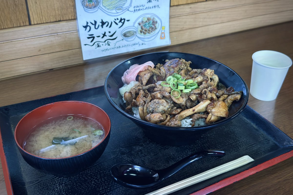 香川名物、かしわバター丼食べにきた 香川といえば讃岐うどんや骨付鳥が有名だが、第三の名物としてかしわバター丼があげられる。 胡椒とバターで炒め ...