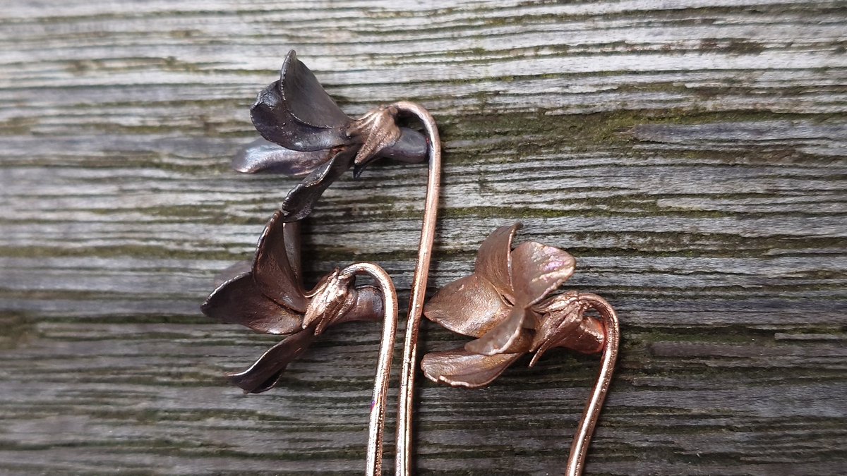 菫の横顔。
燻しの加減を変えて、ほんのり三色にした花は、萼の部分だけ強く磨いて生の色を出すという小さな拘り。
菫は横顔も愛いと思うのです。