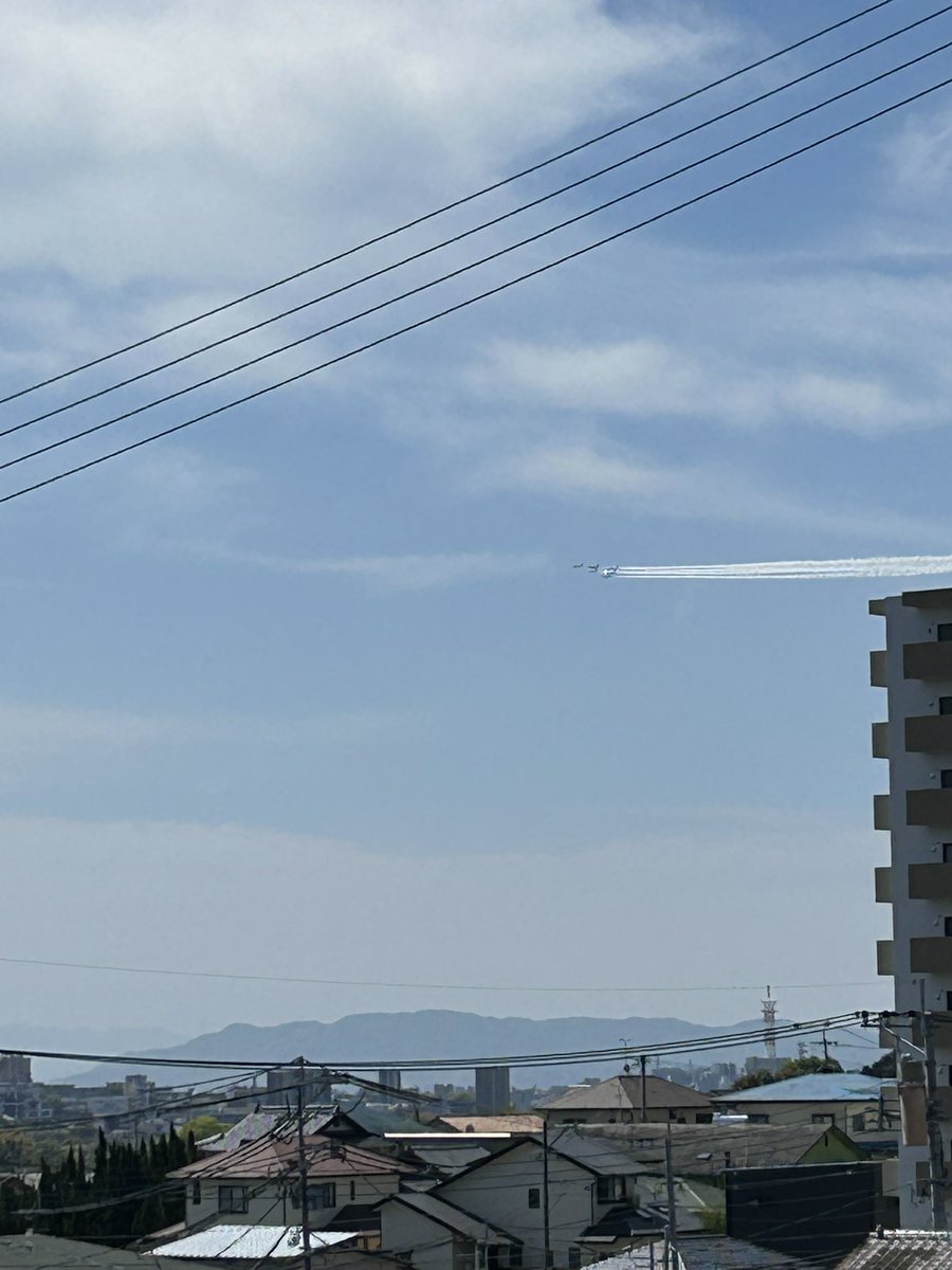 KABO_333's tweet photo. #熊本#ブルーインパルス
知らない方と声かけあったりブルーインパルス見るために数十分一緒に空見上げてる、そのことが感動した！
ブルーインパルスで味わった感動だった https://t.co/hOPg9W4tM1