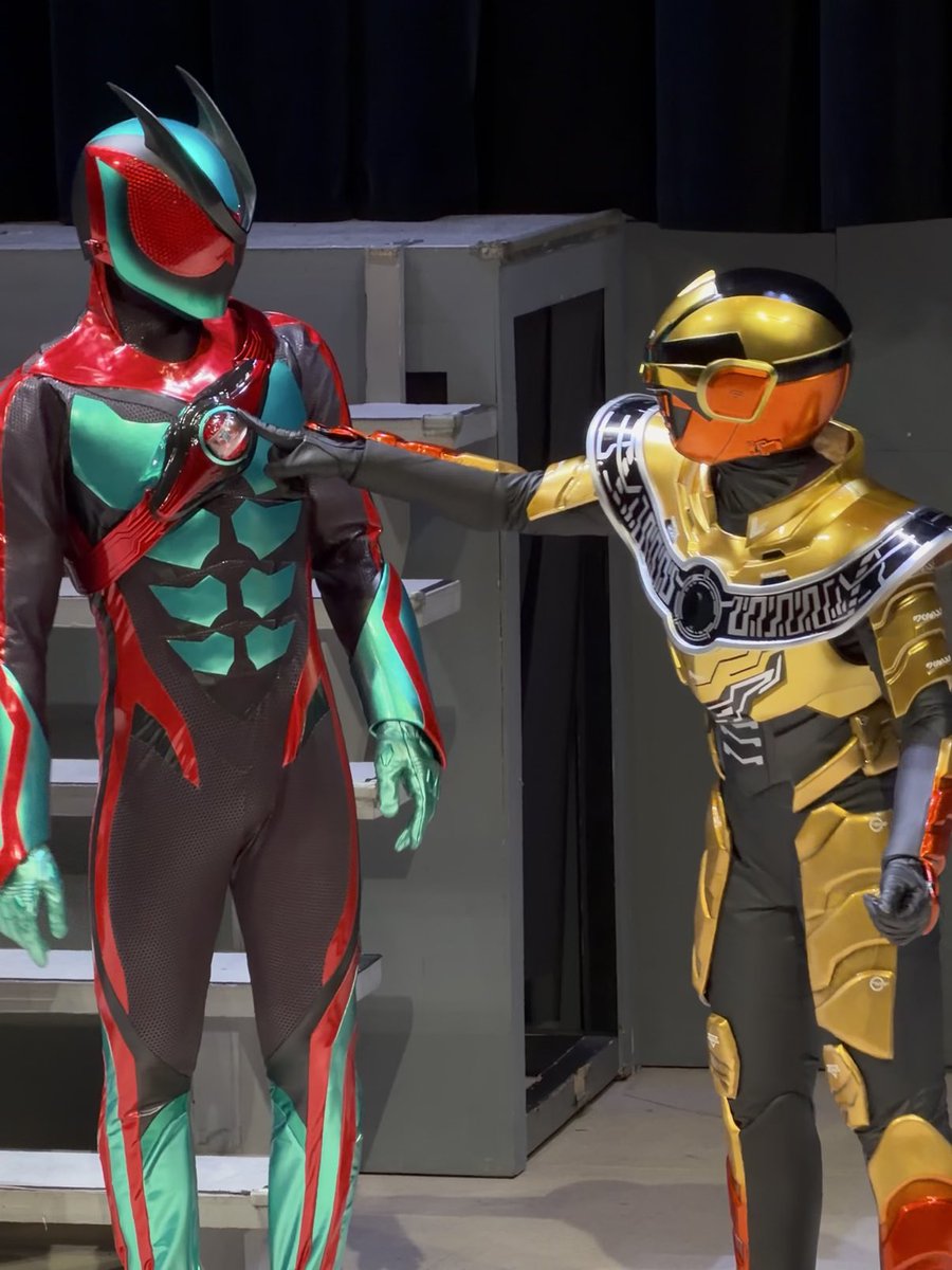 ゼッツの胸のカプセムを回してみるルミナス